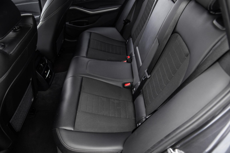 BMW 3 Serie Touring 320e LED / DEALER ONDERHOUDEN / CAMERA / CARPLAY / TREKHAAK