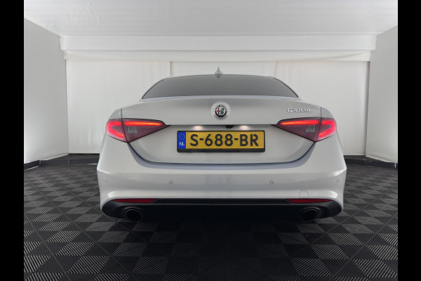 Alfa Romeo Giulia 2.0T Sprint (INCL-BTW)  Aut. *LEATHER | XENON | MEMORY-PACK | HEATED-VELOCE-SPORTSEATS | CAMERA | NAVI-FULLMAP | DAB+ | SHIFTPADDLES | PRIVACY-GLASS | BLINDSPOT | KEYLESS | 19"ALU*