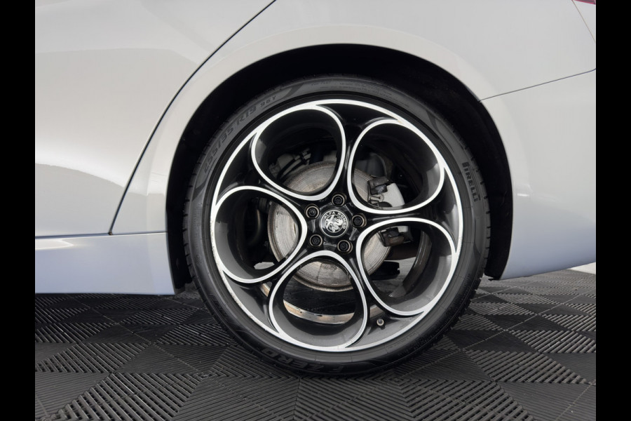Alfa Romeo Giulia 2.0T Sprint (INCL-BTW)  Aut. *LEATHER | XENON | MEMORY-PACK | HEATED-VELOCE-SPORTSEATS | CAMERA | NAVI-FULLMAP | DAB+ | SHIFTPADDLES | PRIVACY-GLASS | BLINDSPOT | KEYLESS | 19"ALU*