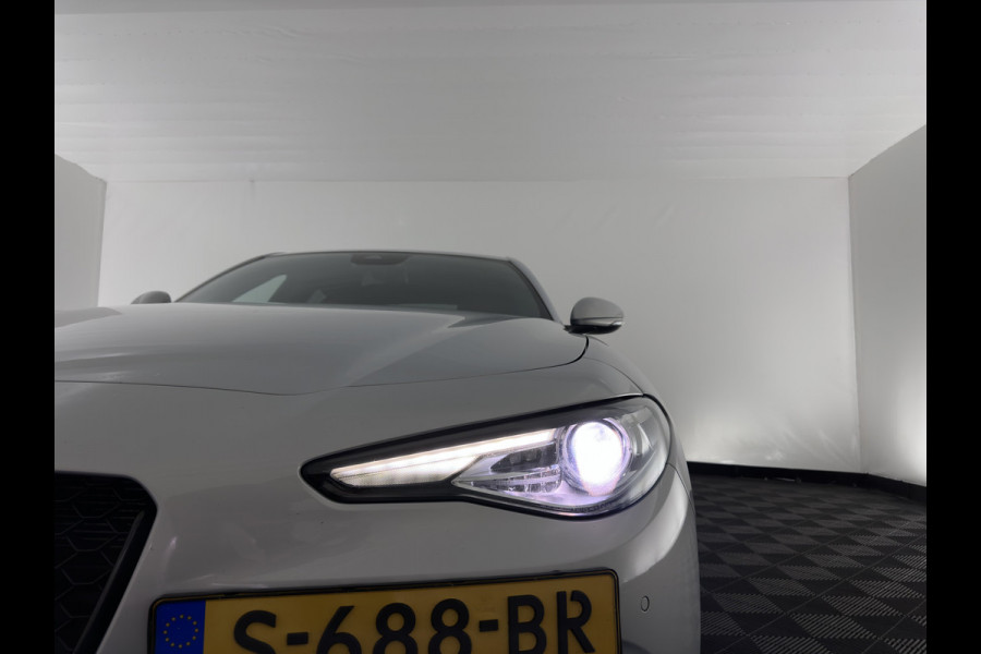 Alfa Romeo Giulia 2.0T Sprint (INCL-BTW)  Aut. *LEATHER | XENON | MEMORY-PACK | HEATED-VELOCE-SPORTSEATS | CAMERA | NAVI-FULLMAP | DAB+ | SHIFTPADDLES | PRIVACY-GLASS | BLINDSPOT | KEYLESS | 19"ALU*