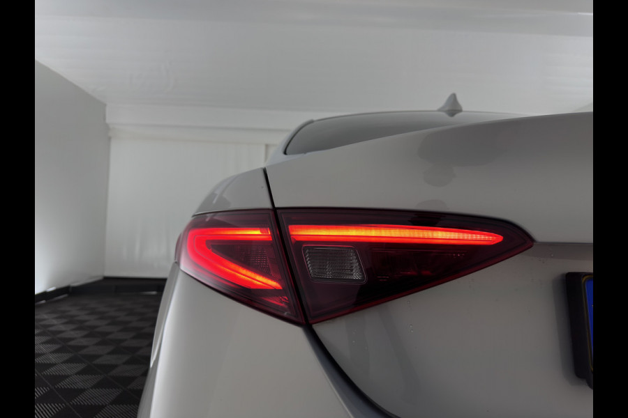 Alfa Romeo Giulia 2.0T Sprint (INCL-BTW)  Aut. *LEATHER | XENON | MEMORY-PACK | HEATED-VELOCE-SPORTSEATS | CAMERA | NAVI-FULLMAP | DAB+ | SHIFTPADDLES | PRIVACY-GLASS | BLINDSPOT | KEYLESS | 19"ALU*