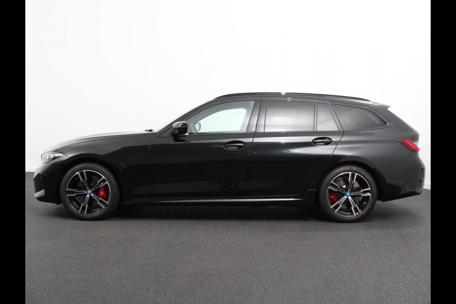 BMW 3 Serie Touring 330e M-Sport PHEV Digitale Cockpit Climate control Stoel verwarming LED Sfeer verlichting Lichtmetalen velgen Navigatie Apple carplay/ Android auto Parkeersensoren