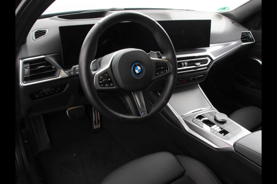 BMW 3 Serie Touring 330e M-Sport PHEV Digitale Cockpit Climate control Stoel verwarming LED Sfeer verlichting Lichtmetalen velgen Navigatie Apple carplay/ Android auto Parkeersensoren