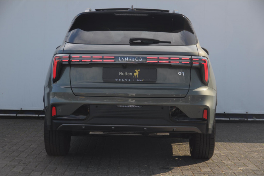 Lynk & Co 01 276PK Automaat More / Adaptive cruise control / Leren bekleding / Elektrisch verstelbare stoelen / Schuif- kanteldak / Stoel- en stuurverwarming / Parkeersensoren V+A / 360 Graden Camera / Elektrische achterklep / 20" lichtmetalen velgen
