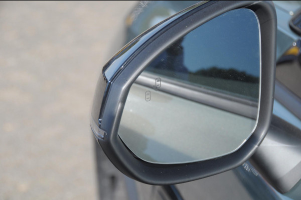 Lynk & Co 01 276PK Automaat More / Adaptive cruise control / Leren bekleding / Elektrisch verstelbare stoelen / Schuif- kanteldak / Stoel- en stuurverwarming / Parkeersensoren V+A / 360 Graden Camera / Elektrische achterklep / 20" lichtmetalen velgen
