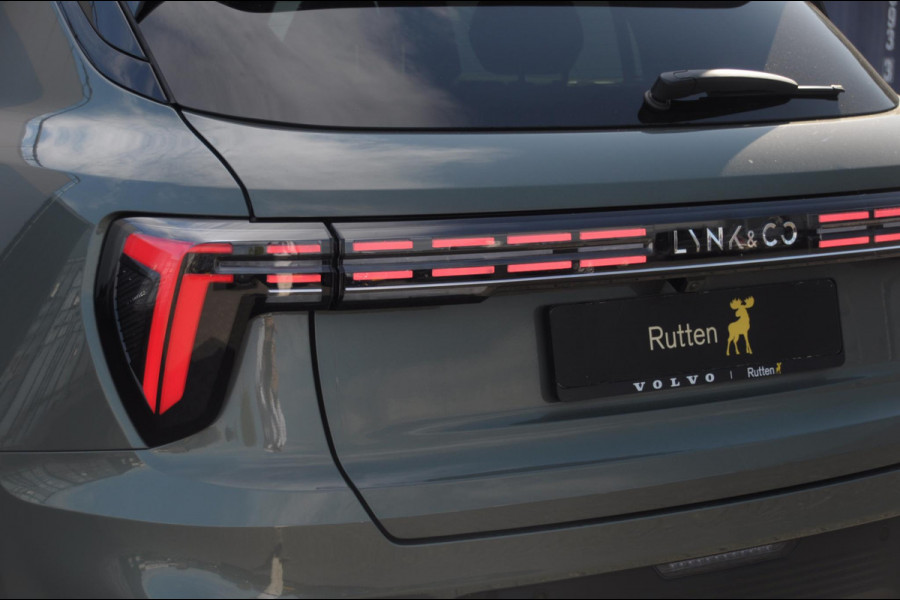 Lynk & Co 01 276PK Automaat More / Adaptive cruise control / Leren bekleding / Elektrisch verstelbare stoelen / Schuif- kanteldak / Stoel- en stuurverwarming / Parkeersensoren V+A / 360 Graden Camera / Elektrische achterklep / 20" lichtmetalen velgen