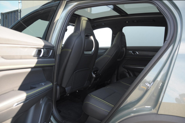 Lynk & Co 01 276PK Automaat More / Adaptive cruise control / Leren bekleding / Elektrisch verstelbare stoelen / Schuif- kanteldak / Stoel- en stuurverwarming / Parkeersensoren V+A / 360 Graden Camera / Elektrische achterklep / 20" lichtmetalen velgen