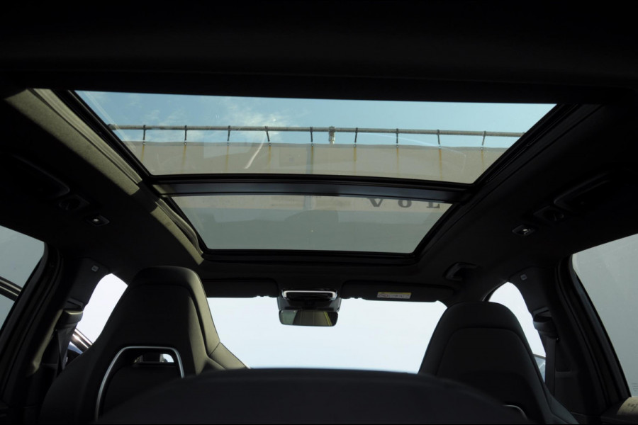 Lynk & Co 01 276PK Automaat More / Adaptive cruise control / Leren bekleding / Elektrisch verstelbare stoelen / Schuif- kanteldak / Stoel- en stuurverwarming / Parkeersensoren V+A / 360 Graden Camera / Elektrische achterklep / 20" lichtmetalen velgen