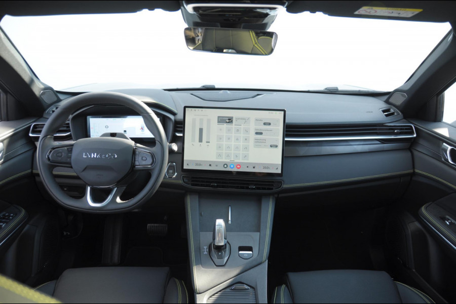 Lynk & Co 01 276PK Automaat More / Adaptive cruise control / Leren bekleding / Elektrisch verstelbare stoelen / Schuif- kanteldak / Stoel- en stuurverwarming / Parkeersensoren V+A / 360 Graden Camera / Elektrische achterklep / 20" lichtmetalen velgen