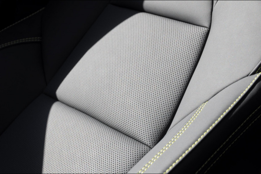 Lynk & Co 01 276PK Automaat More / Adaptive cruise control / Leren bekleding / Elektrisch verstelbare stoelen / Schuif- kanteldak / Stoel- en stuurverwarming / Parkeersensoren V+A / 360 Graden Camera / Elektrische achterklep / 20" lichtmetalen velgen