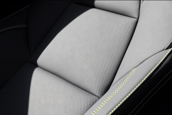 Lynk & Co 01 276PK Automaat More / Adaptive cruise control / Leren bekleding / Elektrisch verstelbare stoelen / Schuif- kanteldak / Stoel- en stuurverwarming / Parkeersensoren V+A / 360 Graden Camera / Elektrische achterklep / 20" lichtmetalen velgen
