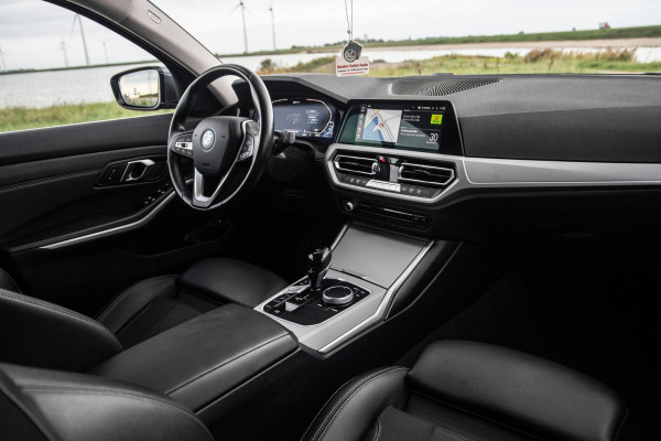 BMW 3 Serie Touring 320e LED / DEALER ONDERHOUDEN / CAMERA / CARPLAY / TREKHAAK