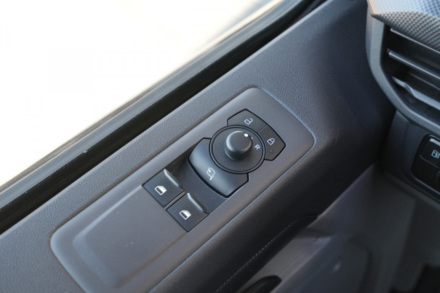 Ford Transit Custom 320 2.5 PHEV L2H1 Trend 232pk - 2x Schuif - Trekhaak - Blindspot - ACC - Stoel/Stuurverwarming - Sidesteps - Rijklaar