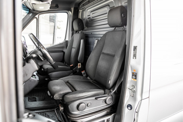 Mercedes-Benz Sprinter 317 170 PK | ACC | LED Koplampen | Camera | Blind Spot | Sortimo inrichting | Navigatie | CarPlay | Stoelverwarming | MBUX | Climate control | DAB | Dealer onderhouden | Nieuwe APK