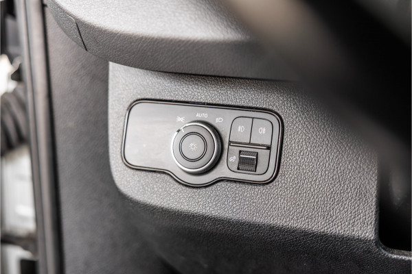 Mercedes-Benz Sprinter 317 170 PK | ACC | LED Koplampen | Camera | Blind Spot | Sortimo inrichting | Navigatie | CarPlay | Stoelverwarming | MBUX | Climate control | DAB | Dealer onderhouden | Nieuwe APK