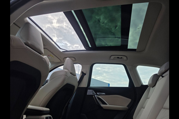 BMW iX1 EDrive20 67 kWh | NAP | 100% SOH | PANO | LEDER | TREKHAAK
