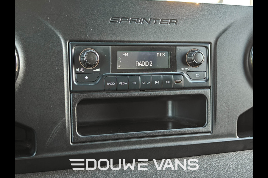 Mercedes-Benz Sprinter 317 170 PK Bakwagen Zijdeur Automaat Airco Leder DAB Laadklep Lat om Lat MBUX
