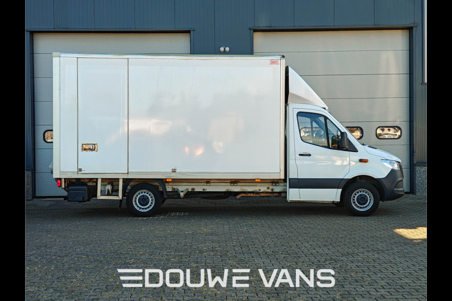Mercedes-Benz Sprinter 317 170 PK Bakwagen Zijdeur Automaat Airco Leder DAB Laadklep Lat om Lat MBUX