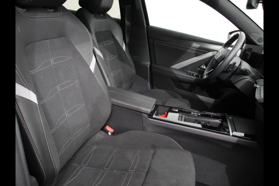 Opel Astra Sports Tourer 1.2 Turbo Hybrid GS Automaat Climate control Adaptieve cruise control Panorama dak Stoelverwarming Stuurverwarming Navigatie Apple Carplay/ Android Auto Lichtmetalen velgen