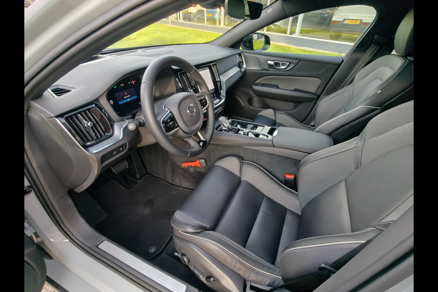 Volvo V60 T8 455PK Plug-in hybrid AWD Plus Dark | BLIS | ACC | Trekhaak | Pano | HUD | H&K | Elektr. Stoelen | 360 Camera |
