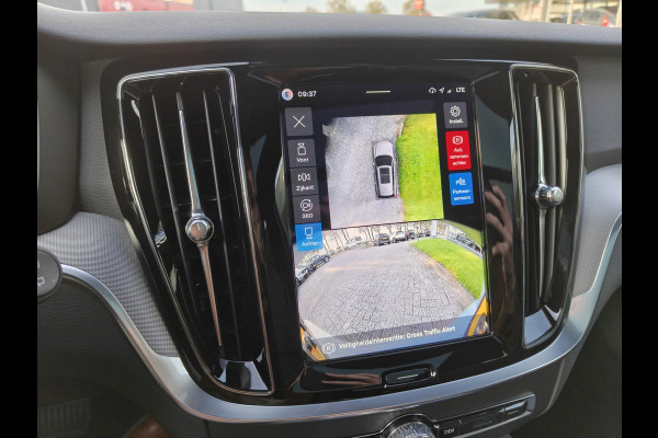 Volvo V60 T8 455PK Plug-in hybrid AWD Plus Dark | BLIS | ACC | Trekhaak | Pano | HUD | H&K | Elektr. Stoelen | 360 Camera |