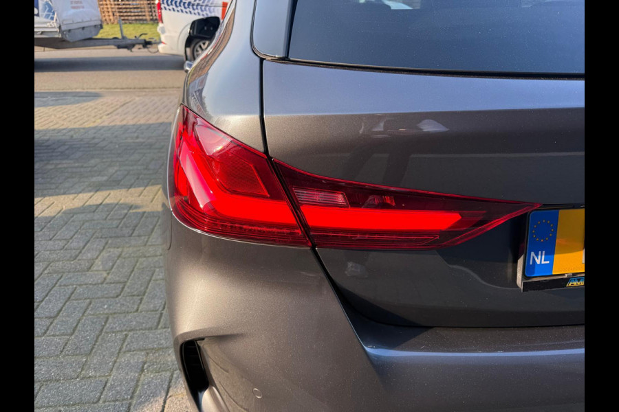 BMW 1-serie 116d Executive | 1E EIGENAAR | 3/6/12MND GARANTIE | AUTOMAAT | LED | CARPLAY | SFEERVERLICHTING | CRUISE | AIRCO |