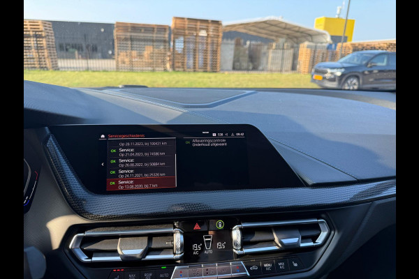 BMW 1-serie 116d Executive | 1E EIGENAAR | 3/6/12MND GARANTIE | AUTOMAAT | LED | CARPLAY | SFEERVERLICHTING | CRUISE | AIRCO |