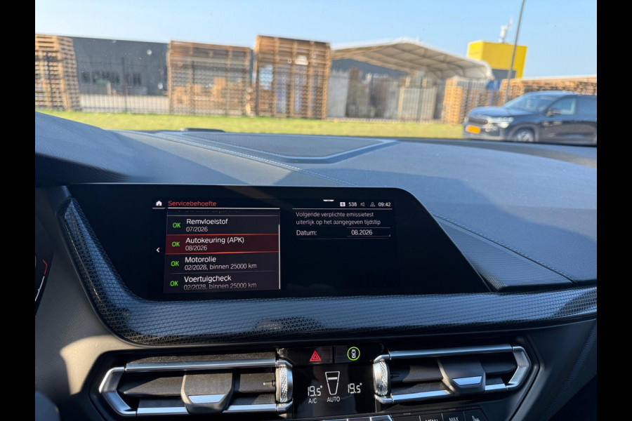 BMW 1-serie 116d Executive | 1E EIGENAAR | 3/6/12MND GARANTIE | AUTOMAAT | LED | CARPLAY | SFEERVERLICHTING | CRUISE | AIRCO |