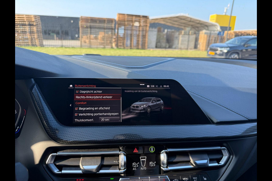 BMW 1-serie 116d Executive | 1E EIGENAAR | 3/6/12MND GARANTIE | AUTOMAAT | LED | CARPLAY | SFEERVERLICHTING | CRUISE | AIRCO |