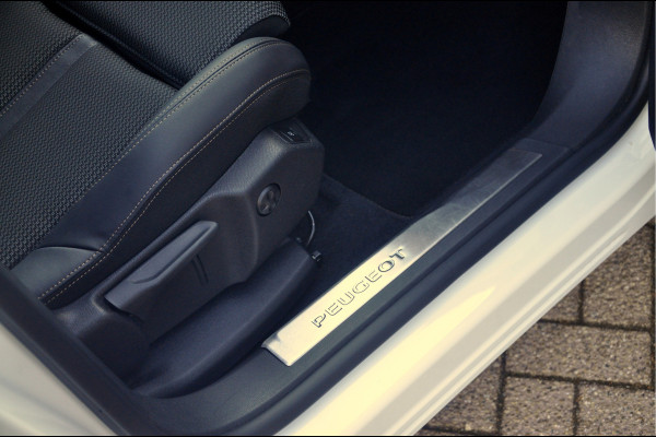 Peugeot 3008 1.6 HYbrid 225 GT |  Panoramadak | Trekhaak | SoH 96%