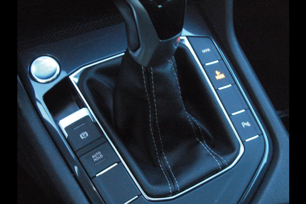 Volkswagen Tiguan 1.4 TSI eHybrid R-Line Business+ | Trekhaak | Apple Carplay | Sfeerverlichting | ACC | Virtual Cockpit | NL-Auto |