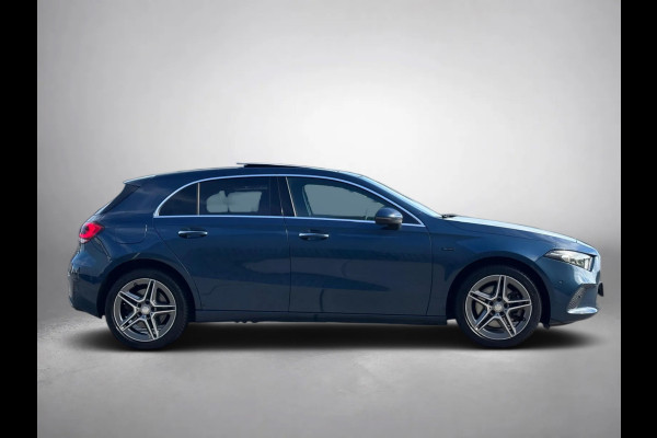 Mercedes-Benz A-Klasse 250e Business Solution AMG | 218PK | PANO | MEM SEATS | SFEERVERL | GROOT SCHERM | LEER | PERF ONDERHOUD |
