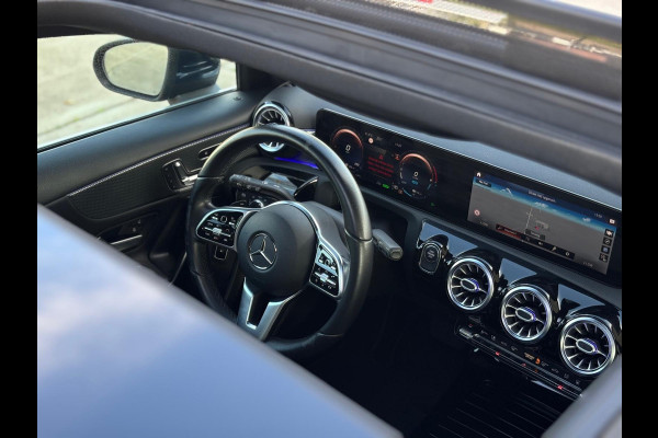 Mercedes-Benz A-Klasse 250e Business Solution AMG | 218PK | PANO | MEM SEATS | SFEERVERL | GROOT SCHERM | LEER | PERF ONDERHOUD |