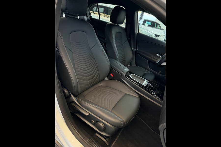 Mercedes-Benz A-Klasse 200 Luxury Line Facelift CarPlay Camera