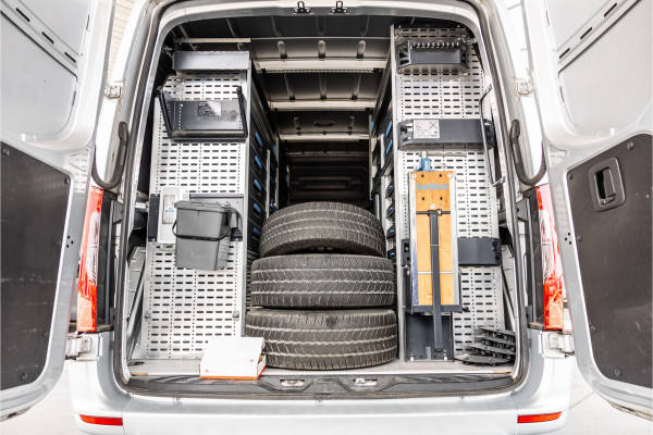 Mercedes-Benz Sprinter 317 170 PK | ACC | LED Koplampen | Camera | Blind Spot | Sortimo inrichting | Navigatie | CarPlay | Stoelverwarming | MBUX | Climate control | DAB | Dealer onderhouden | Nieuwe APK