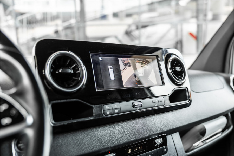 Mercedes-Benz Sprinter 317 170 PK | ACC | LED Koplampen | Camera | Blind Spot | Sortimo inrichting | Navigatie | CarPlay | Stoelverwarming | MBUX | Climate control | DAB | Dealer onderhouden | Nieuwe APK