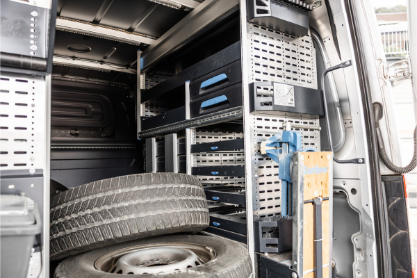 Mercedes-Benz Sprinter 317 170 PK | ACC | LED Koplampen | Camera | Blind Spot | Sortimo inrichting | Navigatie | CarPlay | Stoelverwarming | MBUX | Climate control | DAB | Dealer onderhouden | Nieuwe APK