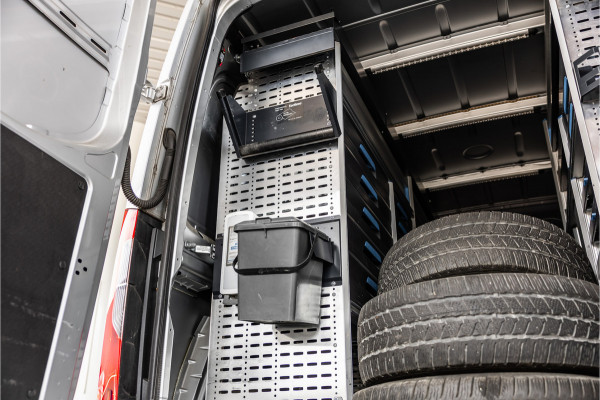 Mercedes-Benz Sprinter 317 170 PK | ACC | LED Koplampen | Camera | Blind Spot | Sortimo inrichting | Navigatie | CarPlay | Stoelverwarming | MBUX | Climate control | DAB | Dealer onderhouden | Nieuwe APK
