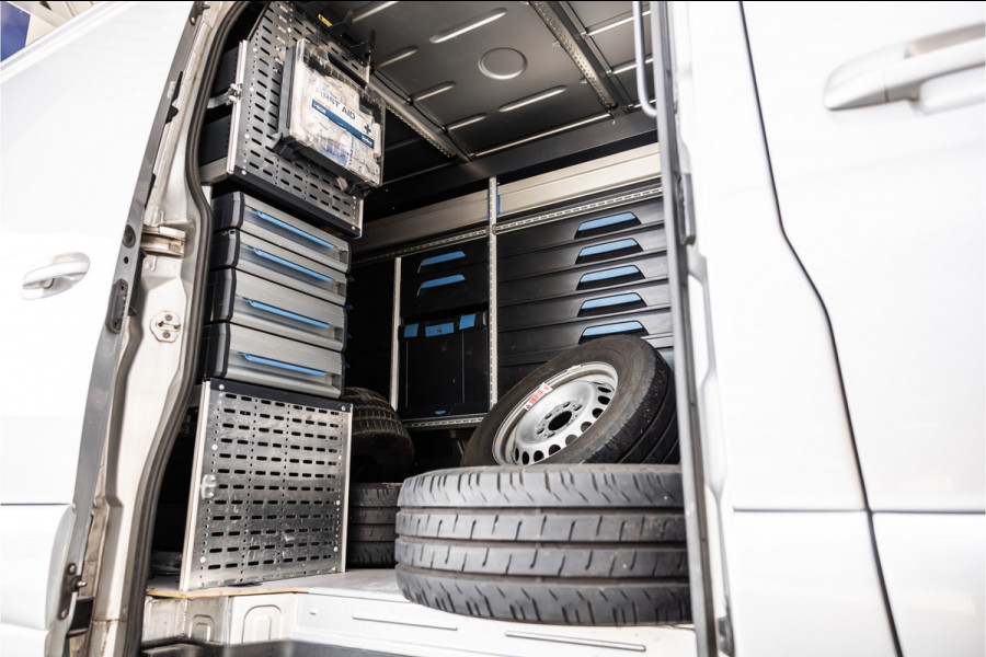 Mercedes-Benz Sprinter 317 170 PK | ACC | LED Koplampen | Camera | Blind Spot | Sortimo inrichting | Navigatie | CarPlay | Stoelverwarming | MBUX | Climate control | DAB | Dealer onderhouden | Nieuwe APK