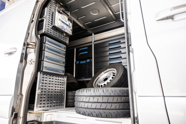 Mercedes-Benz Sprinter 317 170 PK | ACC | LED Koplampen | Camera | Blind Spot | Sortimo inrichting | Navigatie | CarPlay | Stoelverwarming | MBUX | Climate control | DAB | Dealer onderhouden | Nieuwe APK