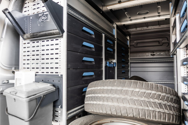 Mercedes-Benz Sprinter 317 170 PK | ACC | LED Koplampen | Camera | Blind Spot | Sortimo inrichting | Navigatie | CarPlay | Stoelverwarming | MBUX | Climate control | DAB | Dealer onderhouden | Nieuwe APK