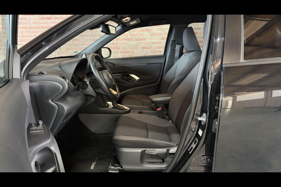 Toyota Yaris Cross 1.5 Hybrid 115 Team D. Winter pakket / Safety Pakket / Afn. Trekhaak / Marter Afweer ( Toyota) / CarPlay Wireless /Camera / PDC voor en achter