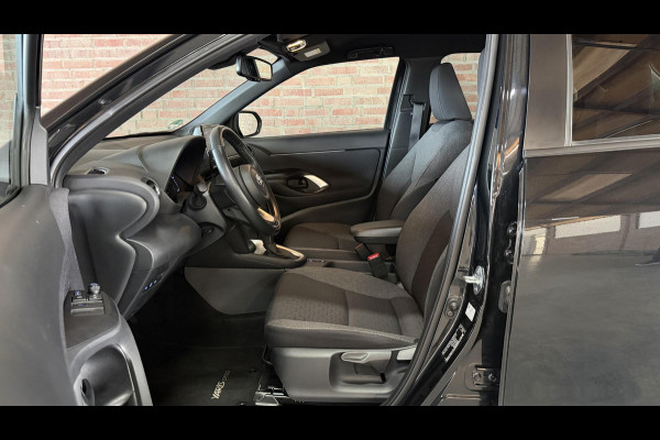 Toyota Yaris Cross 1.5 Hybrid 115 Team D. Winter pakket / Safety Pakket / Afn. Trekhaak / Marter Afweer ( Toyota) / CarPlay Wireless /Camera / PDC voor en achter
