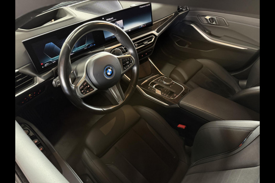 BMW 3 Serie Touring 330e xDrive M- Sport HUD / Leder Alc. / Trekhaak / Camera / Elc Achterklep / Curved Display