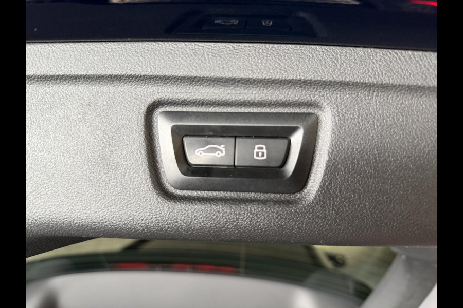 BMW 3 Serie Touring 330e xDrive M- Sport HUD / Leder Alc. / Trekhaak / Camera / Elc Achterklep / Curved Display