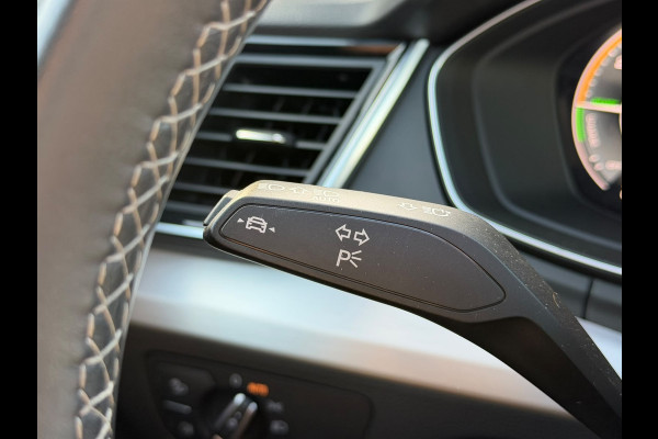 Audi Q5 Sportback 55 TFSI e S edition S-Line | Panoramadak | Stoelverwarming | RS Stoelen | Apple Carplay | Camera | Keyless | Navigatie | Trekhaak | Cruise Control | Memory Seat | Ambiance Verlichting | Matrix LED | SOH 99%