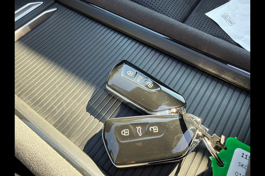 Škoda Kodiaq 1.5 TSI PHEV Sportline Panoramadak 20 inch velgen Head Up display Adaptive cruise Navigatie Sportstoelen 360 camera Full LED