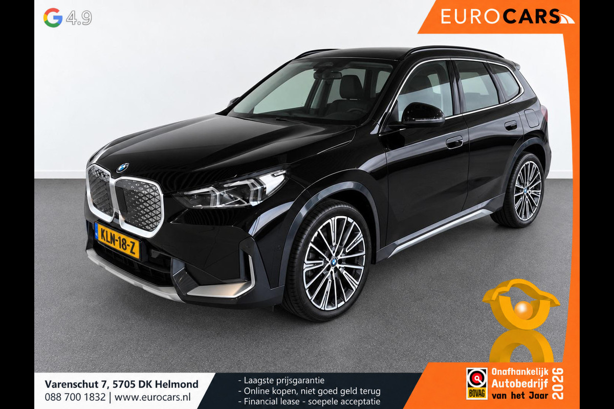 BMW iX1 xDrive30 67 kWh Trekhaak Harman Kardon 360 Camera Elektrisch Verstelbare Stoelen met Geheugenfunctie LED Koplampen Stoelverwarming 20 Inch Lichtmetalen BMW Individual Velgen