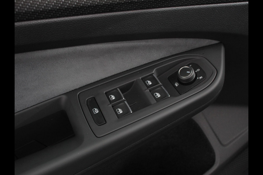 Volkswagen Golf 1.5 eTSI 150pk DSG R-Line DEMO ! Panorama dak Navigatie Apple Carplay/Android Auto Climate Control Camera Dab Extra Getint Glas Adaptive Cruise Control Virtual Cockpit Lichtmetalen Velgen