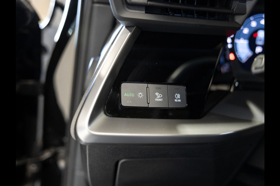 Audi A3 Limousine 35 TFSI S-Line edition / 150pk / NAP / Panorama dak / Achteruitrij camera /